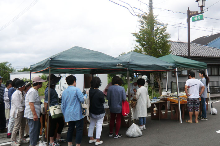 行列のできる海産物のお店の写真