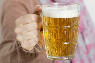 苦手な人も飲みやすいビールの飲み方をご紹介の写真