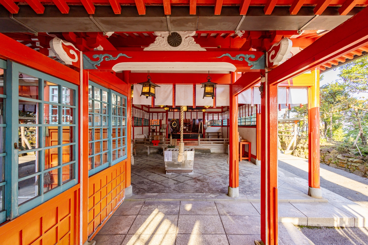霞神社の境内