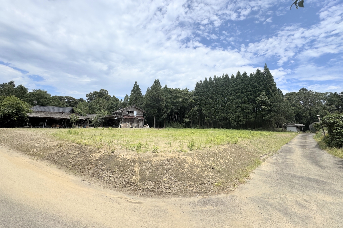 A03-05 道路から撮影した土地の全体写真(1)
