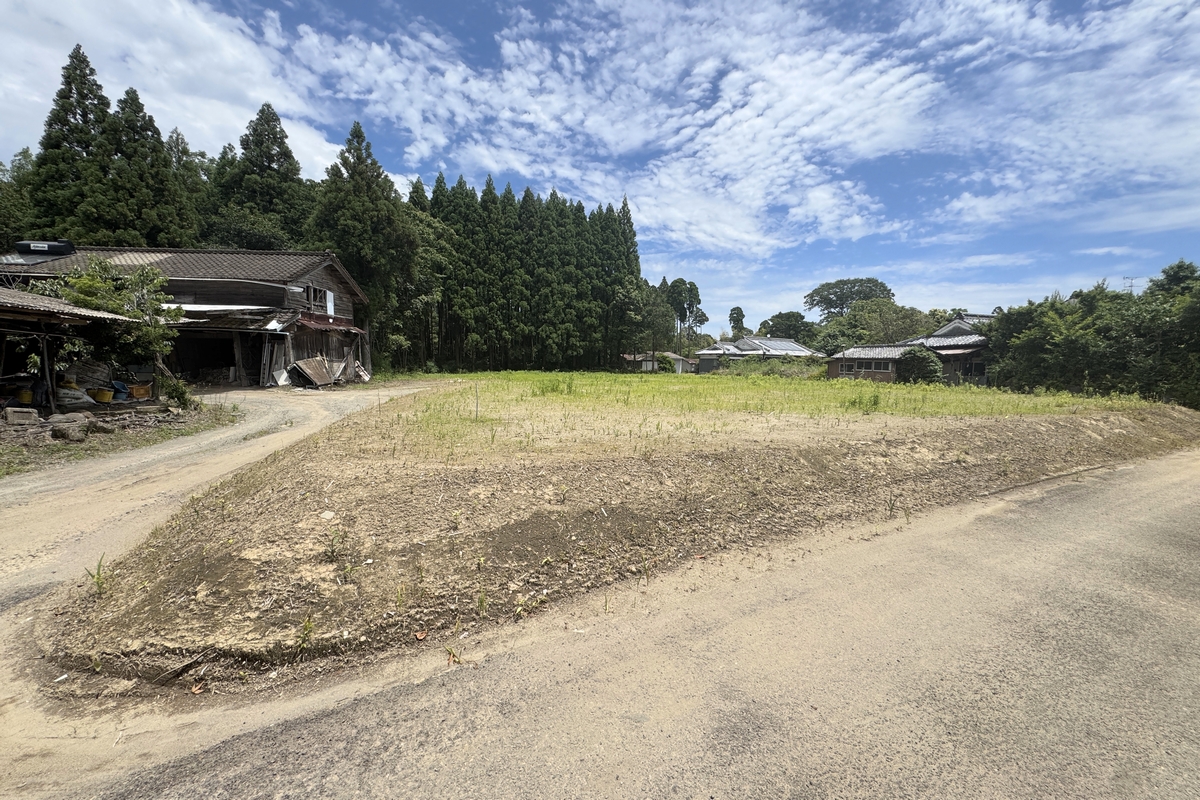 A03-05 道路から撮影した土地の全体写真(2)